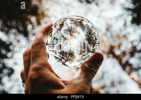 Lensball mit Sierra Nevada Foto eine Hand heraus halten eine lensball mit der Sierra Nevada wider Stockfoto
