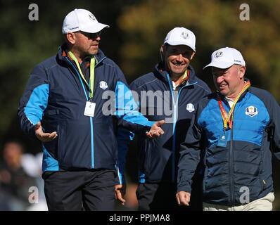 Team Europa Kapitän Thomas Bjorn (links) mit Team Europe Vice captain Padraig Harrington (Mitte) während der Vorschau Tag drei der Ryder Cup bei Le Golf National, Saint-Quentin-en-Yvelines, Paris. Stockfoto