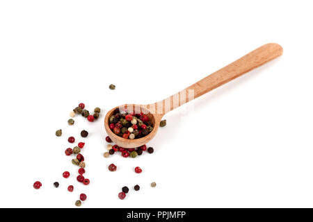 Mischung aus Paprika in hölzernen Löffel auf weißem Hintergrund Stockfoto