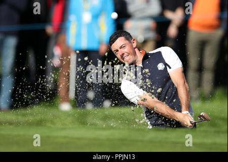 Das Team Europa Rory McIlroy Chips, die auf die 3. Während der Vorschau Tag drei der Ryder Cup bei Le Golf National, Saint-Quentin-en-Yvelines, Paris. Stockfoto