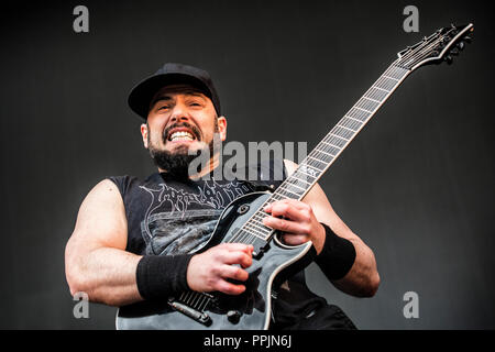 Norwegen, Halden - Juni 22., 2018. Die amerikanische heavy metal band Soulfly führt ein Konzert während der norwegischen Musik Metal Festival Tonnen Gestein 2018 in Halden. Hier Gitarrist Marc Rizzo ist live auf der Bühne gesehen. (Foto: Gonzales Foto - Terje Dokken). Stockfoto