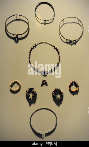 Roman Barbar Juwelen. Halsketten, Ohrringe und Armbänder aus Bronze, Glas und Silber. 3.-4. vorchristlichen Jahrhundert. Neues Museum (Museum). Berlin. Deutschland. Stockfoto