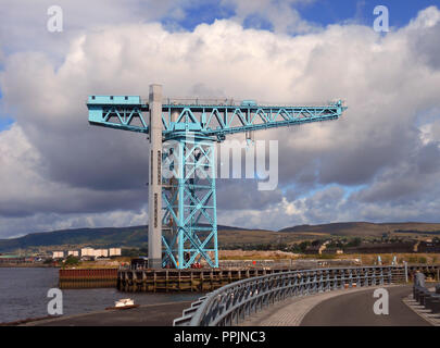 Die Titan Kran liegt am Ufer des Flusses Clyde in Clydebank bei Glasgow. Der Kran war einst Teil der John Brown Schiffbau Werft und wurde renoviert und jetzt zieht Besucher und Touristen die wunderbare Aussicht von der Ausleger des Krans zu sehen. Stockfoto