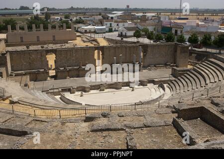 Römische Kunst. Spanien. Italica. Theater. Sein Bau begann unter Kaiser Augustus (1. Jahrhundert v. Chr.-1 st Century AD). Orchester, und scaenae frons pulpiti Frons. Santiponce. Andalusien. Stockfoto