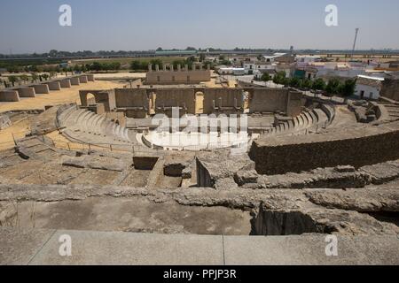 Römische Kunst. Spanien. Italica. Theater. Sein Bau begann unter Kaiser Augustus (1. Jahrhundert v. Chr.-1 st Century AD). Orchester, und scaenae frons pulpiti Frons. Santiponce. Andalusien. Stockfoto