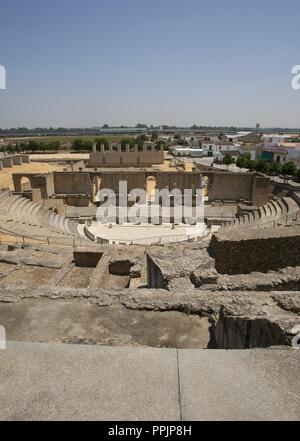 Römische Kunst. Spanien. Italica. Theater. Sein Bau begann unter Kaiser Augustus (1. Jahrhundert v. Chr.-1 st Century AD). Orchester, und scaenae frons pulpiti Frons. Santiponce. Andalusien. Stockfoto