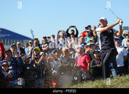 Das Team Europa Ian Poulter Chips vom rauhen während der Vorschau Tag drei der Ryder Cup bei Le Golf National, Saint-Quentin-en-Yvelines, Paris. Stockfoto