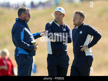 Team Europe Vice Captain Lee Westwood (links), Team Europe Vice captain Padraig Harrington und Tyrrell Hatton (rechts) während der Vorschau Tag drei der Ryder Cup bei Le Golf National, Saint-Quentin-en-Yvelines, Paris. Stockfoto