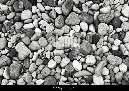 Riverbed Kieselsteine, Schwarze und Weiße monochromen Hintergrund Bild. Stockfoto