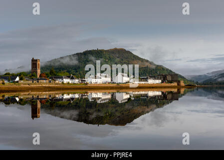 Reflexionen von Inverary in Loch Fyne Stockfoto