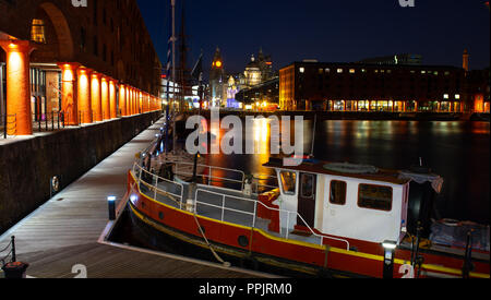 Das Albert Dock in der Nacht, mit der Drei Grazien im Hintergrund, einschließlich der Leber Gebäude, Cunard und Dock Vorstand Gebäude. September 2018 berücksichtigt. Stockfoto