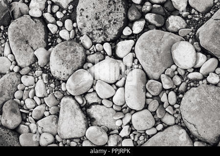 Riverbed Kieselsteine, Schwarze und Weiße monochromen Hintergrund Bild. Stockfoto