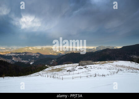 Frühling in den Bergen. Alte hölzerne Scheune auf einer Lichtung. Karpaten, Ukraine, Europa Stockfoto