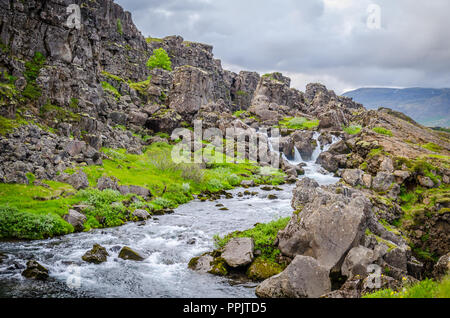 Fluss in der Nähe der tektonischen Platten in Island, Golden Circle Stockfoto