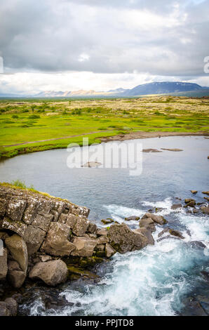 Fluss in der Nähe der tektonischen Platten in Island, Golden Circle Stockfoto