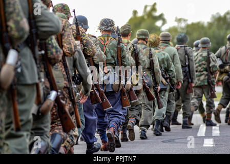 Bewaffnete Soldaten aus dem Zweiten Weltkrieg, Ansicht von der Rückseite. Stockfoto