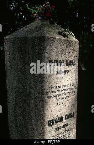 Franz Kafka (1883-1924). Jewish-Czech Schriftsteller in deutscher Sprache. Kafkas Grab auf dem jüdischen Friedhof, entworfen von Leopold Ehrmann (1886-1951). Prag, Tschechische Republik. Stockfoto