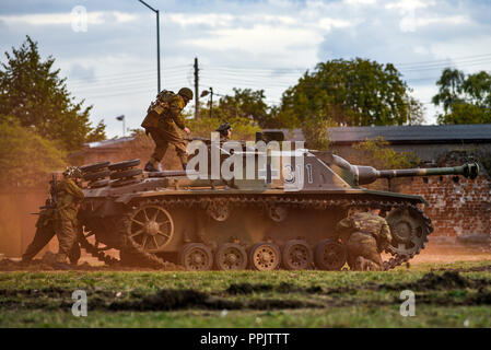 Rekonstruktion der historischen Soldaten Angriff auf einen Tank während des Zweiten Weltkriegs. Stockfoto