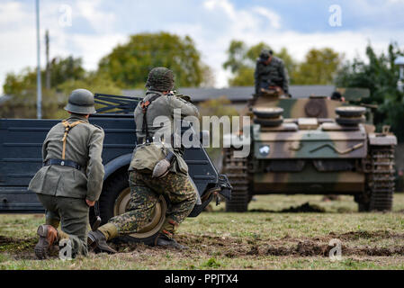 Historische reenactment von Soldaten angreifen ein Tank während des Zweiten Weltkriegs. Stockfoto