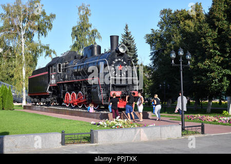 Voronezh, Russland - 23. August. 2018. Denkmal für die Lokomotive der E-Serie im Park am Bahnhof Stockfoto