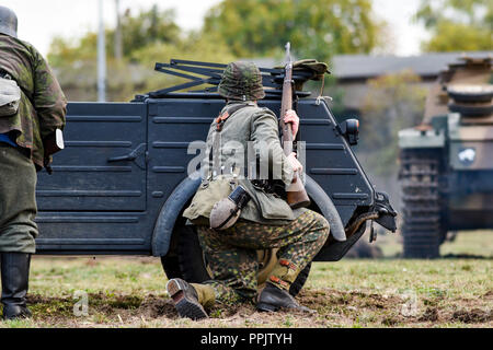 Historische reenactment von Soldaten angreifen ein Tank während des Zweiten Weltkriegs. Stockfoto