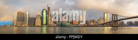 Morgennebel über Manhattan Skyline anzeigen Form Brooklyn Bridge Park, New York Stockfoto