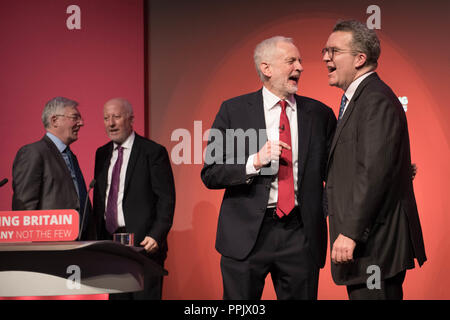 Der Führer der Jeremy Corbyn (Zweite links) gratuliert durch seinen Stellvertreter Tom Watson nach Beendigung seiner Rede auf der jährlichen Konferenz der Partei an der Arena und Convention Center (ACC), in Liverpool. Stockfoto