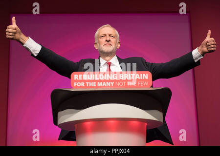 Der Führer der Jeremy Corbyn seiner Rede, die auf der jährlichen Konferenz der Partei an der Arena und Convention Center (ACC), in Liverpool. Stockfoto