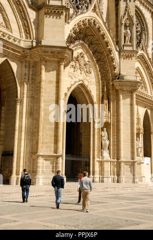 Besucher in der Kathedrale von Sainte Croix (Kathedrale Sainte Croix d'Orleans) in der Stadt von Orleans, die Hauptstadt des Departements Loiret und der Stockfoto