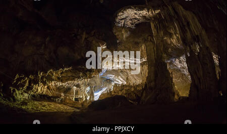 Sun Licht in der Höhle zu Khaoluang, Phetchaburi Provinz, Thailand Stockfoto