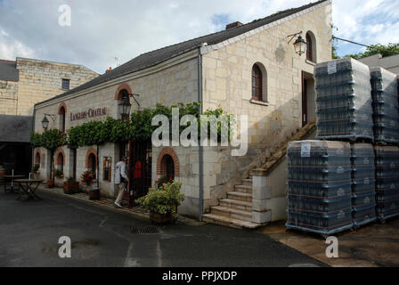 Die Besucher alle Zimmer im Langlois-Chateau Weingut bei St-Hilaire St-Florent auf der Piste mit Blick auf die Loire, in der Nähe der Stadt Stockfoto