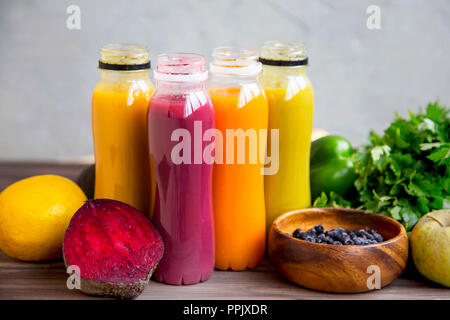 Frische Smoothies in Flaschen, bunte gesunde organische Smoothies mit Obst und Gemüse Stockfoto