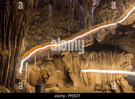 Sun Licht in der Höhle zu Khaoluang, Phetchaburi Provinz, Thailand Stockfoto