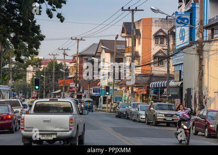 BANGKOK/THAILAND - 10. FEBRUAR 2016: Rückansicht einer jungen Frau zu Fuß die berühmte Backpacker Straße Khao San in Bangkok, Thailand. Stockfoto