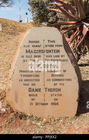 PRETORIA, SÜDAFRIKA, 31. JULI 2018: Informationen Gedenktafel am Danie Theron Denkmal am Fort Schanskop in Pretoria. Eine Aloe ist sichtbar Stockfoto