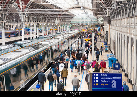 Passagiere auf Plattform der Bahnhof Paddington, London, Großbritannien Stockfoto