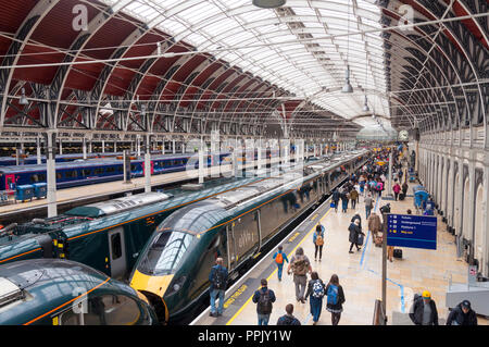 Passagiere auf Plattform der Bahnhof Paddington, London, Großbritannien Stockfoto