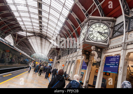 Passagiere auf Plattform der Bahnhof Paddington entfernt, unterhalb der alten Uhr, London, UK Stockfoto