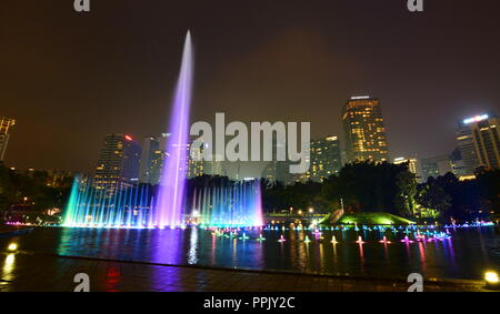 Lake Symphony in der Nacht. Tanzenden Fontänen im KLCC Park. Kuala Lumpur. Malaysia Stockfoto