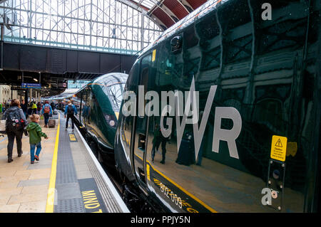 Reflexionen von Fluggästen in einer GWR Zug am Bahnhof Paddington, London, Großbritannien Stockfoto