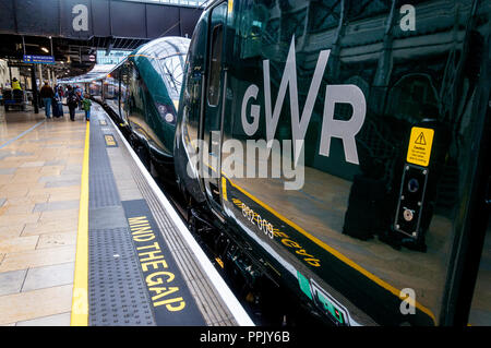 Reflexionen von Fluggästen in einer GWR Zug am Bahnhof Paddington, London, Großbritannien Stockfoto