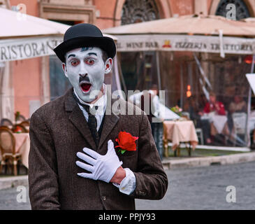 Italien, Rom, 8. März/2018, Mime gekleidet, wie Charlie Chaplin in der Piazza Navona (Piazza Navona) Stockfoto