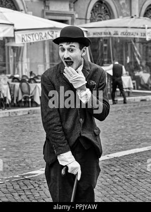 Italien, Rom, 8. März/2018, Mime gekleidet, wie Charlie Chaplin in der Piazza Navona (Piazza Navona) Stockfoto