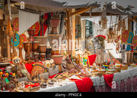 Braga, Portugal - 23. Mai 2018: Anzeige von Kunsthandwerk auf einem Markt mit Leben zu römischen Zeiten während der Veranstaltung Braga Romana Stockfoto