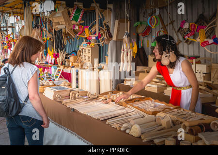 Braga, Portugal - 23. Mai 2018: Anzeige von Kunsthandwerk auf einem Markt mit Leben zu römischen Zeiten während der Veranstaltung Braga Romana Stockfoto