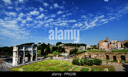 Triumphbogen des Konstantin und dem Forum Romanum, dem Kolosseum in Rom gesehen. Stockfoto