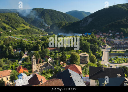 Mit Blick auf die Stadt Jajce von der Festung auf einem Hügel mitten in der Stadt. Stockfoto