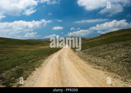 Eine leere kurvenreiche Strecke durch den Zelengora Bergkette in der Nähe von Kalinovik, Bosnien und Herzegowina. Stockfoto