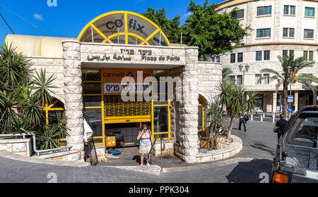 Eingang Carmelit von unterirdischen Standseilbahn am Pariser Platz in Haifa, Israel Stockfoto