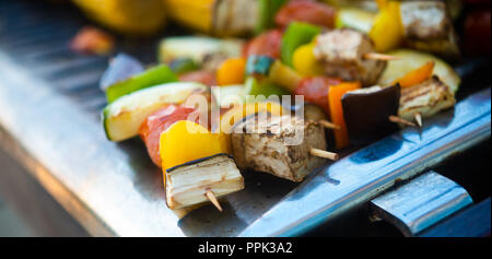 Buntes Gemüse und Pilzen kebabs mit Paprika, Tomaten auf Holzspieße angetreten, für den Grill bereit Stockfoto